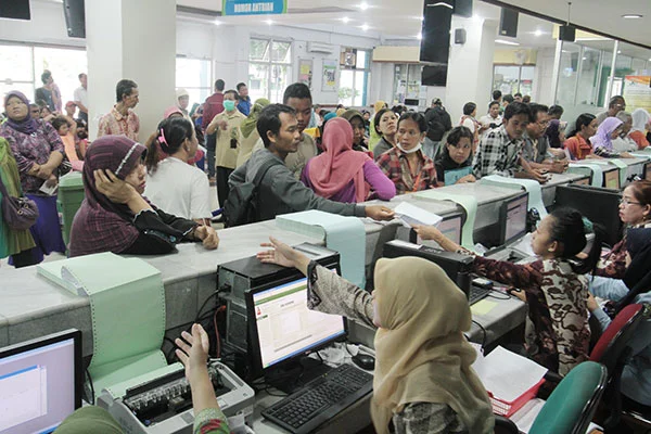 Pasien terpaksa harus mengantri panjang dan lama di klinik, demi mendapatkan pelayanan kesehatan